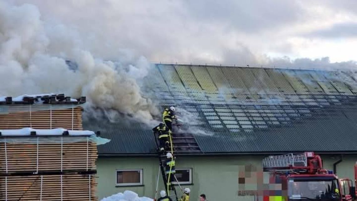 Pożar lakierni w Ropie. Kilkanaście zastępów straży pożarnej w akcji [FOTO]