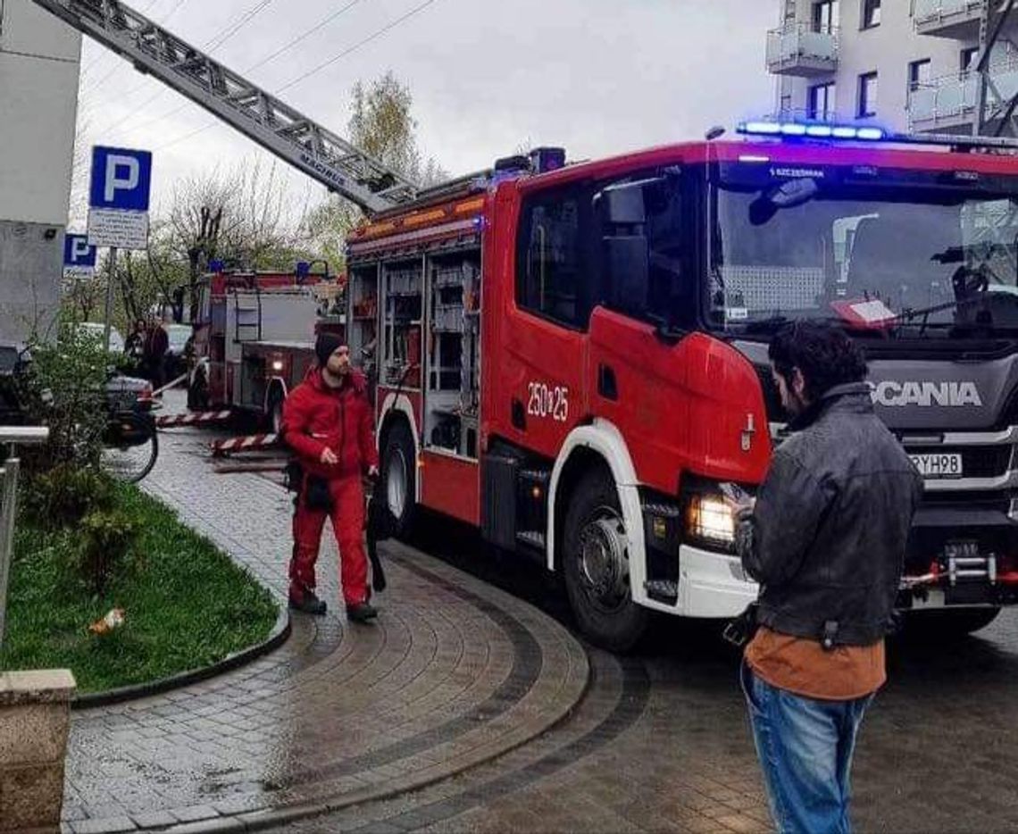 Na zdjęciu strażacy walczący z pożarem mieszkania na Osiedlu Dywizjonu 303