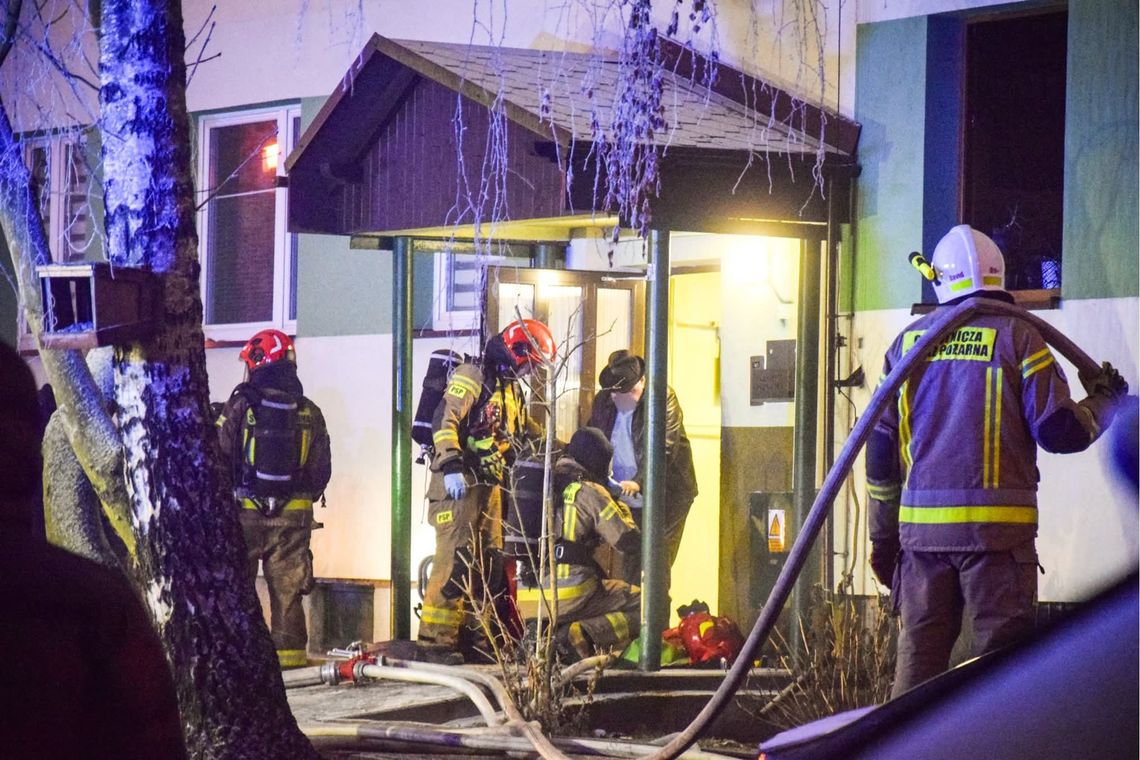 Olkusz, pożar mieszkania w Olkuszu,, pożar na Osiedlu Młodych w Olkuszu, straż pożarna, akcja ratunkowa, akcja gaśnicza