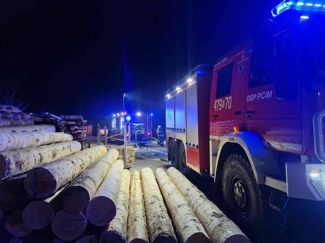 Pożar na terenie tartaku w Pcimiu. Ogień pojawił się w kotłowni [FOTO]