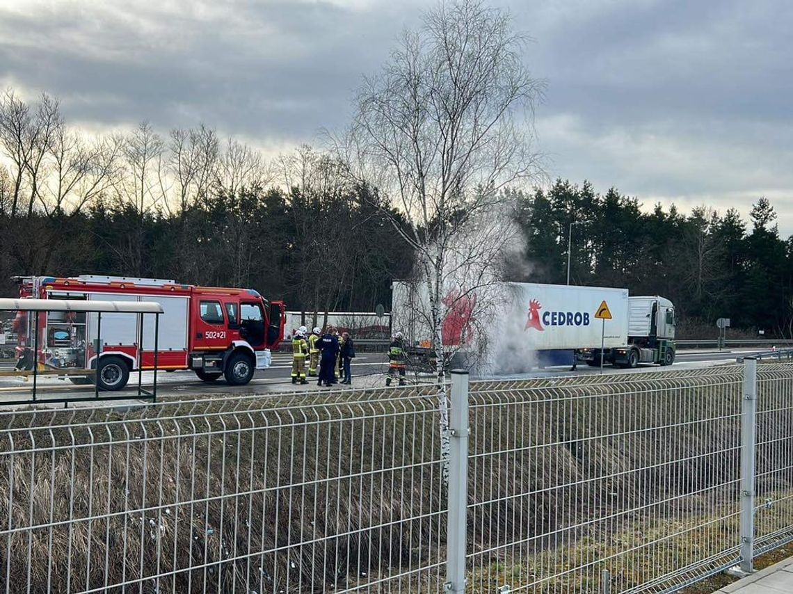 Pożar naczepy samochodu ciężarowego na trasie Wolbrom-Olkusz (ZDJĘCIA)