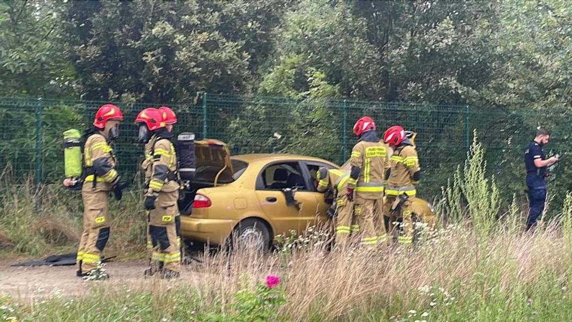 Pożar osobówki na ulicy Biskupa Piotra Tomickiego w Nowej Hucie [FOTO]