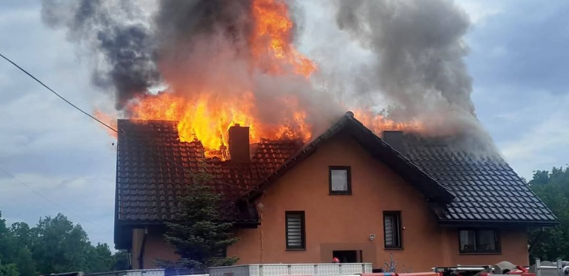 pożar poddasza, Barwałd Średni, pożar domu jednorodzinnego, OSP Kalwaria Zebrzydowska, JRG Wadowice
