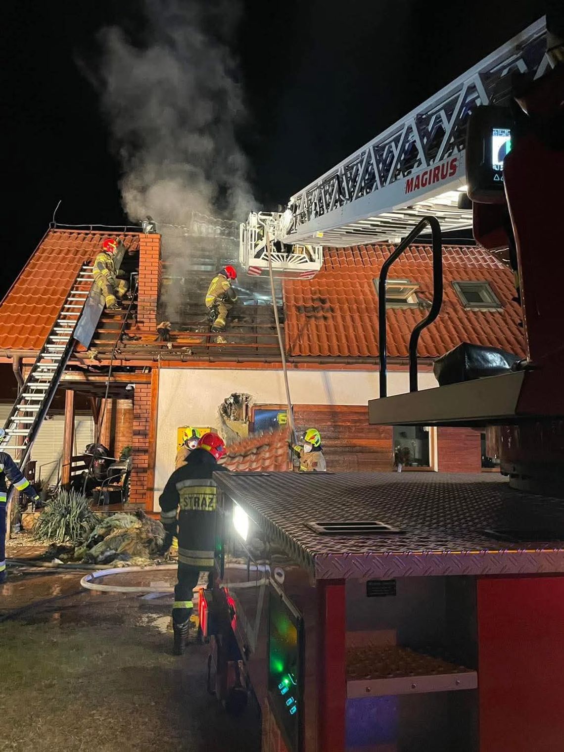 Pożar poddasza domu w Radłowie. Sprawna akcja strażaków [FOTO]