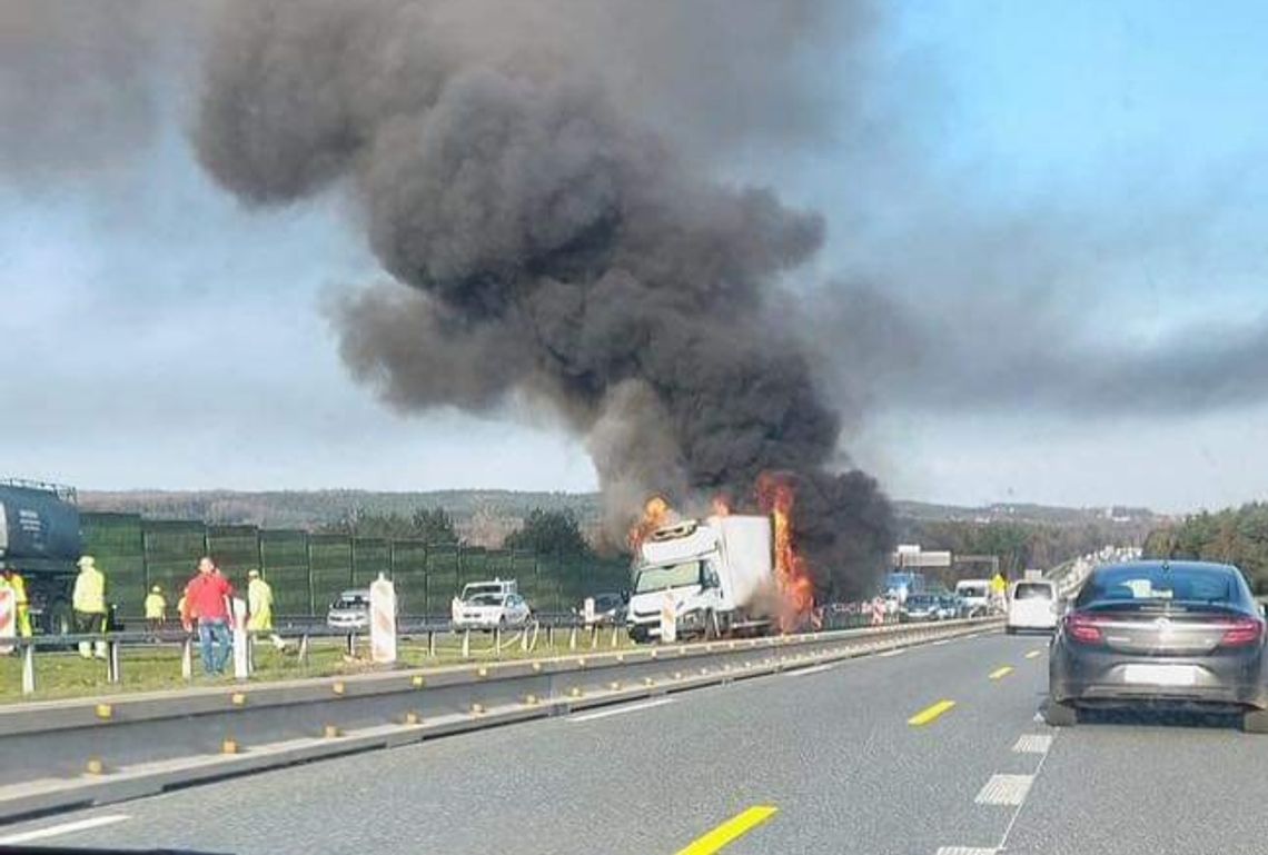 Na zdjęciu płonący samochód dostawczy na autostradzie A4