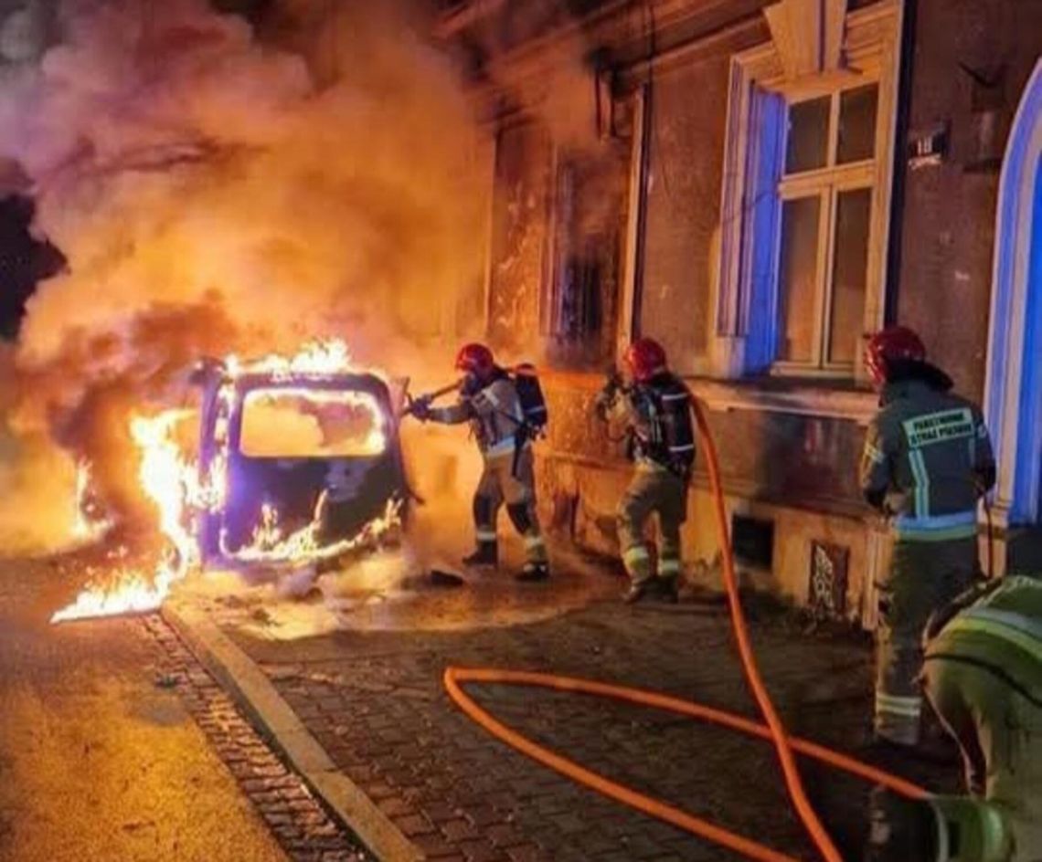 Pożar samochodu na ulicy Pędzichów w Krakowie [ZDJĘCIA]