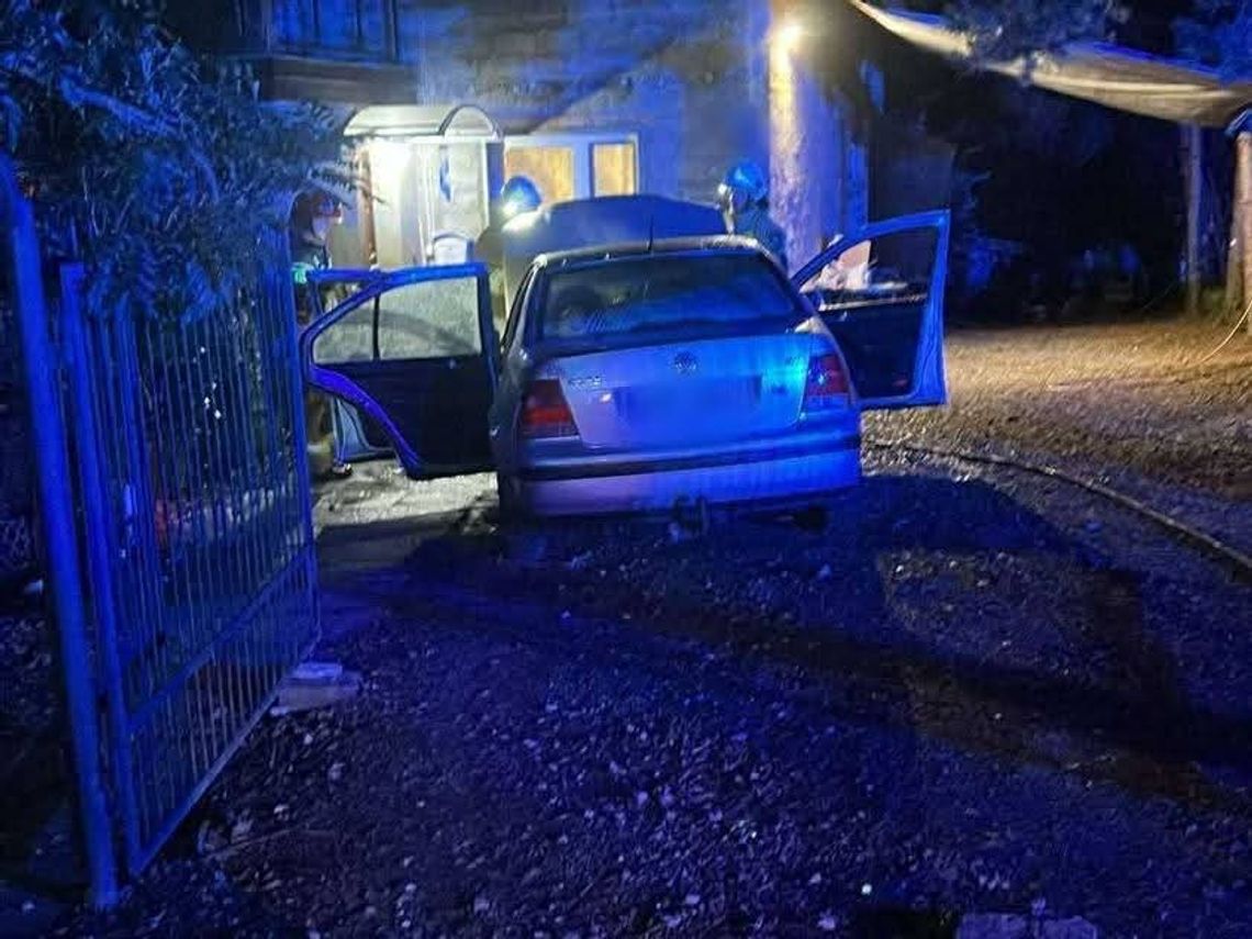 Pożar samochodu osobowego obok budynku mieszkalnego w Nowym Wiśniczu [ZDJĘCIA]