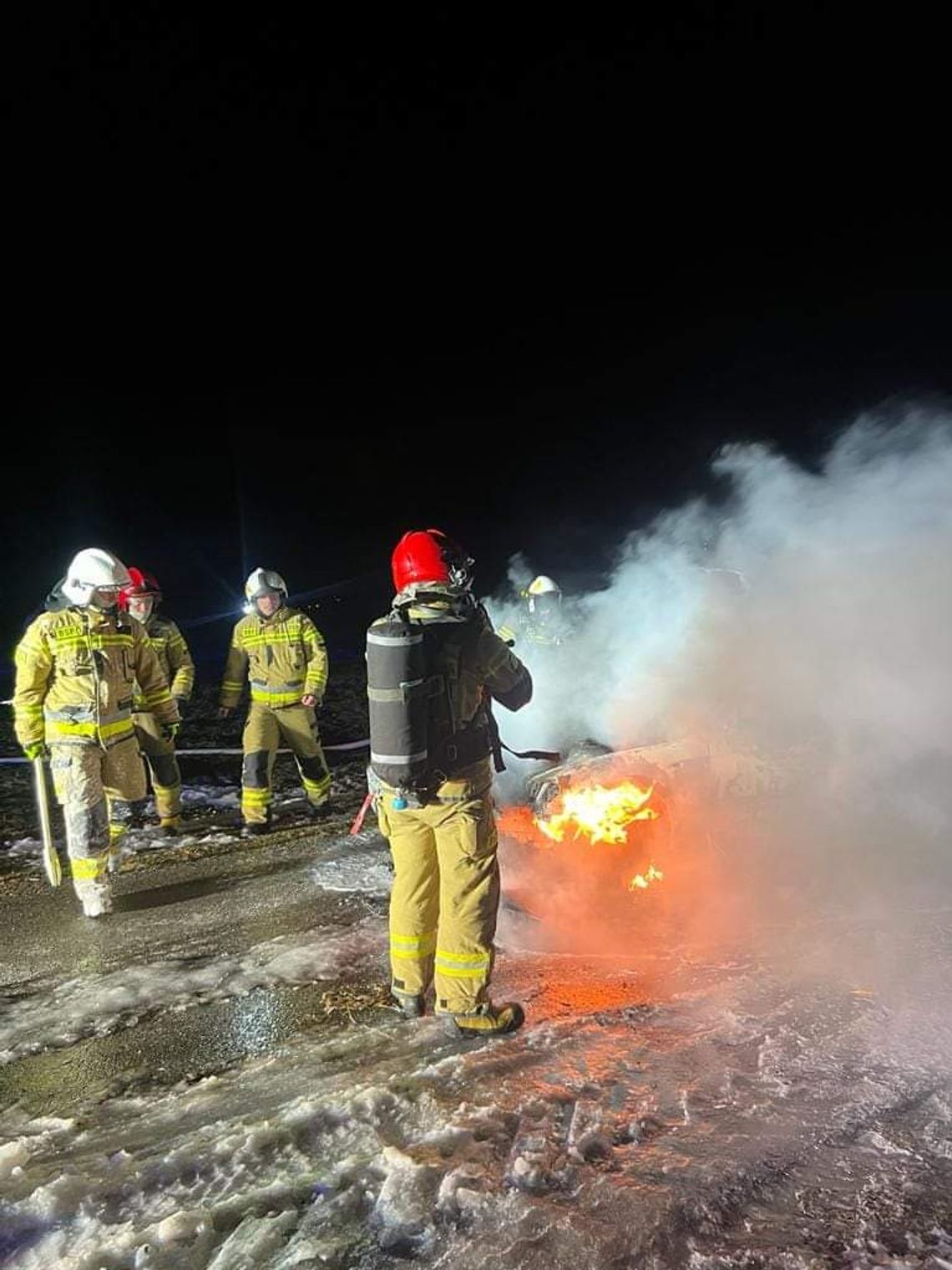 Na zdjęciu strażacy gaszący samochód osobowy w Nowem Bystrem