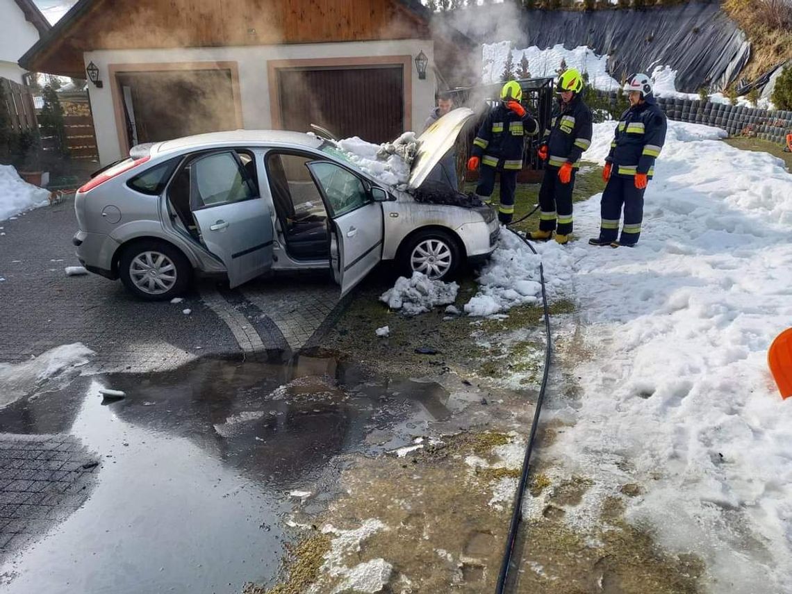 Pożar samochodu w Ochotnicy Górnej. Ogień zagrażał budynkowi (ZDJĘCIA)