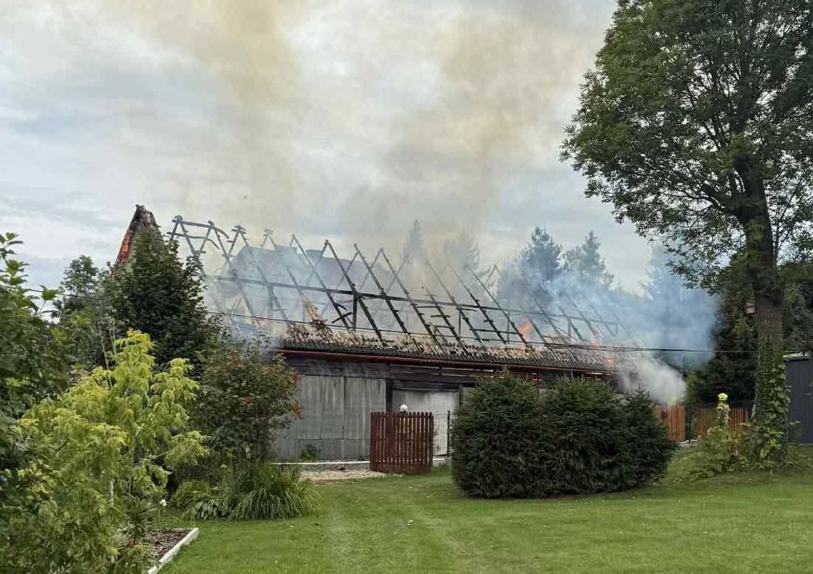 Pożar na Orawie, Orawa, Kiczory, akcja gaśnicza, straż pożarna, pożar stodoły, długa akcja strażaków, ogromne straty materialne