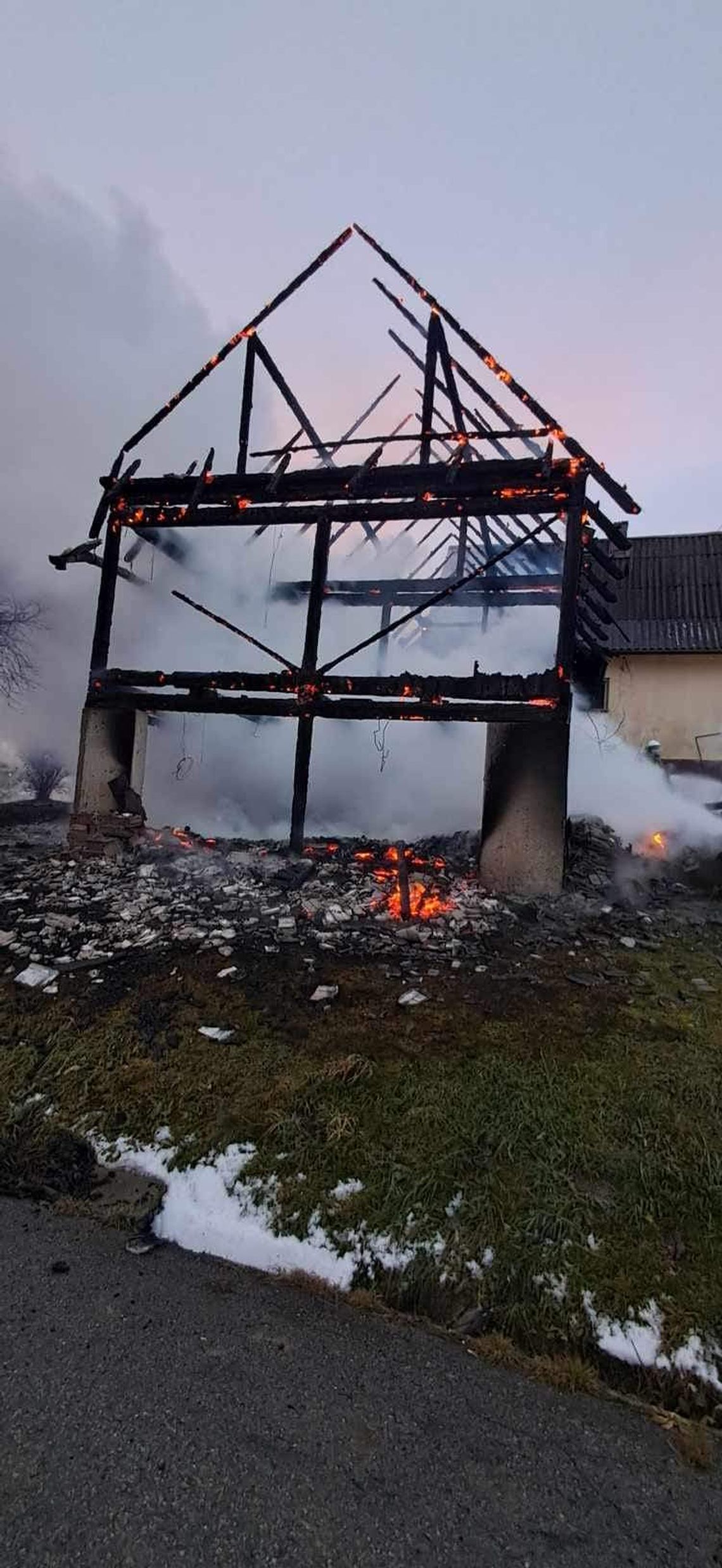 Pożar w Kasinie Wielkiej. Ogień przedarł się na dom [FOTO, FILM]