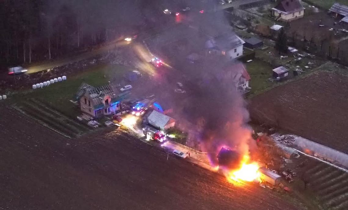 Pożar w miejscowości Piaski-Drużków. Budynki gospodarcze w ogniu [FOTO, FILMY]