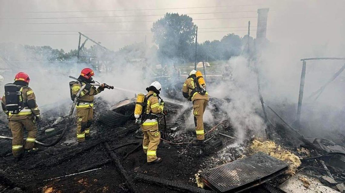 Na zdjęciu strażacy walczący z pożarem na terenie stadniny w Tomaszowicach