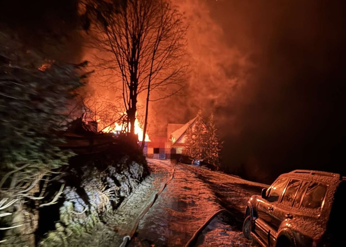 Pożar w trudno dostępnym terenie przy ulicy Poniatowskiego w Rabce-Zdroju [FOTO]