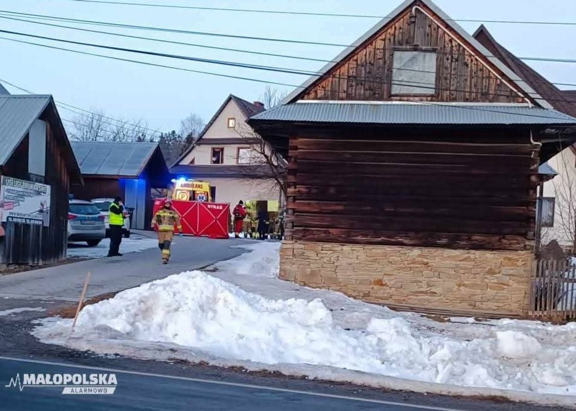 Pożar w Zubrzycy Górnej. Poparzona osoba przetransportowana do szpitala [FOTO]