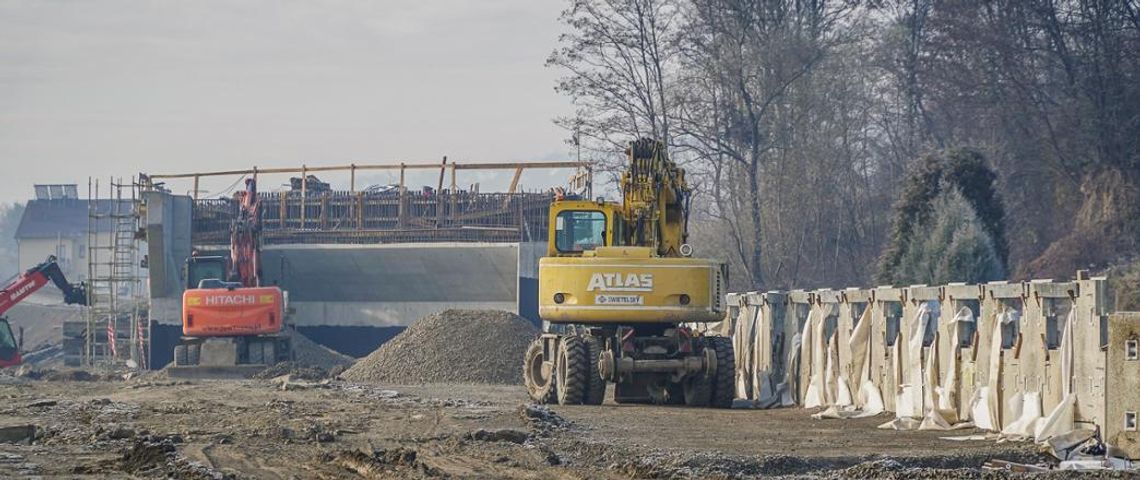 Prace przy budowie obwodnicy Chełmca na półmetku (ZDJĘCIA I FILM)