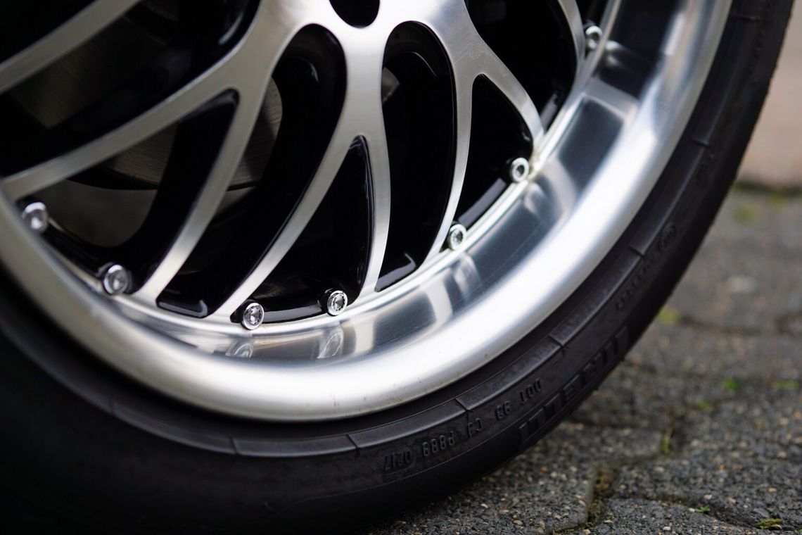 Profesjonalna renowacja felg aluminiowych – czyli jak odświeżyć swoje auto?