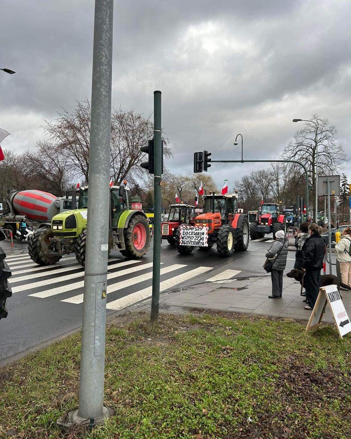 Na zdjęciu protestujący rolnicy, którzy we wtorek pojawili się w Krakowie