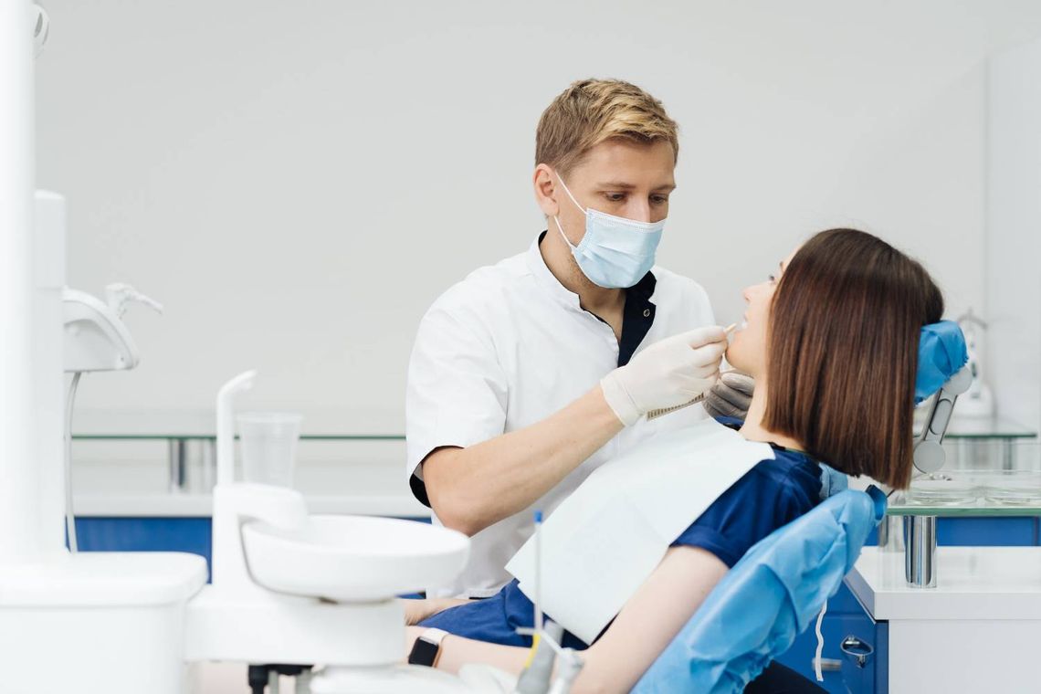 Przegląd stomatologiczny, czyli jak często powinieneś odwiedzać Twojego dentystę?