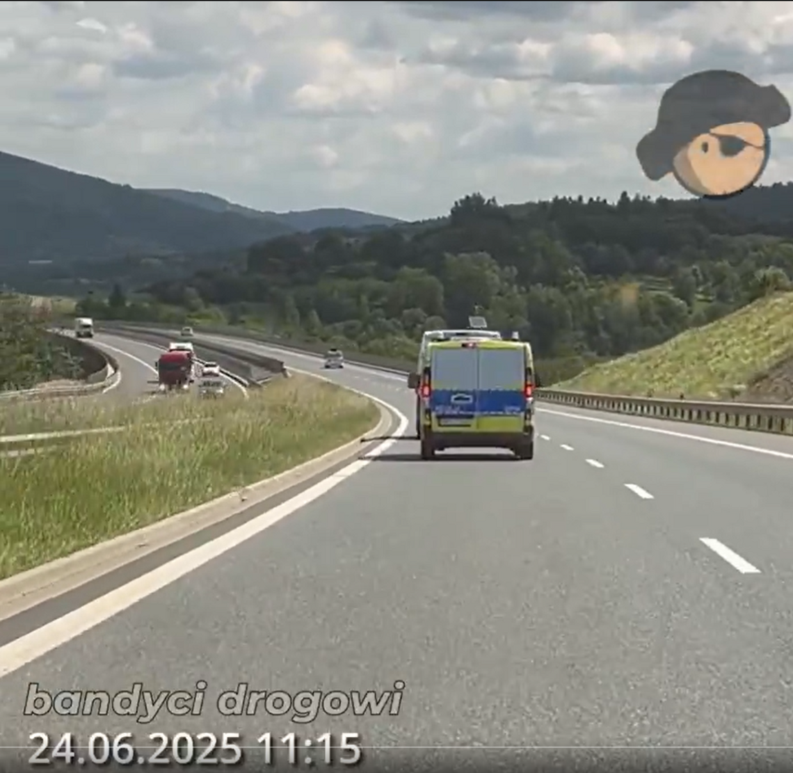 Policyjny radiowóz przekracza prędkość.