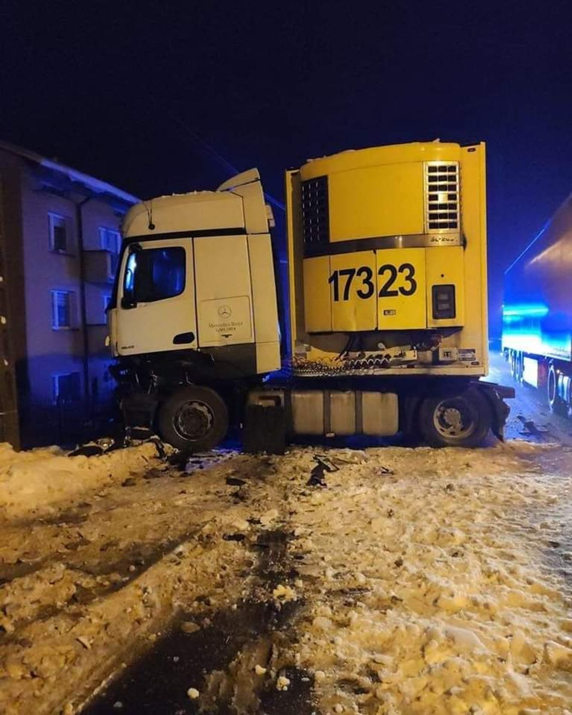 Poranne zderzenie dwóch ciężarówek na terenie Słomnik (ZDJĘCIA)