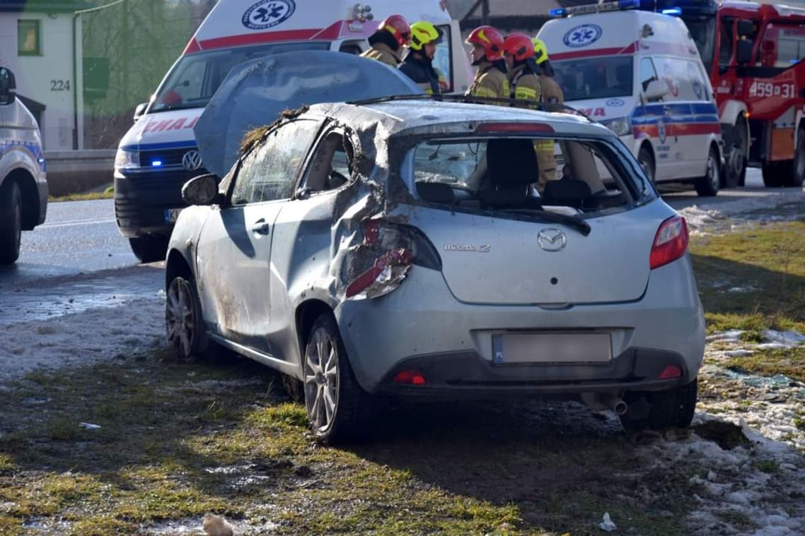 Ranni w dachowaniu samochodu na terenie Mszany Dolnej (ZDJĘCIA)