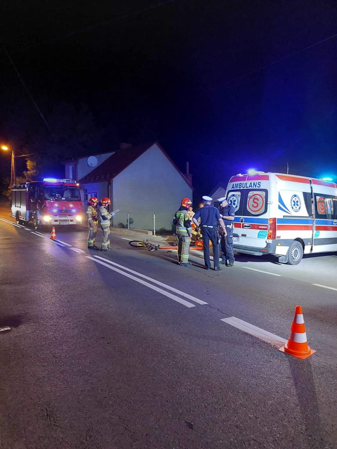 Ranny rowerzysta leżał na drodze w Nowym Brzesku. Trafił do szpitala