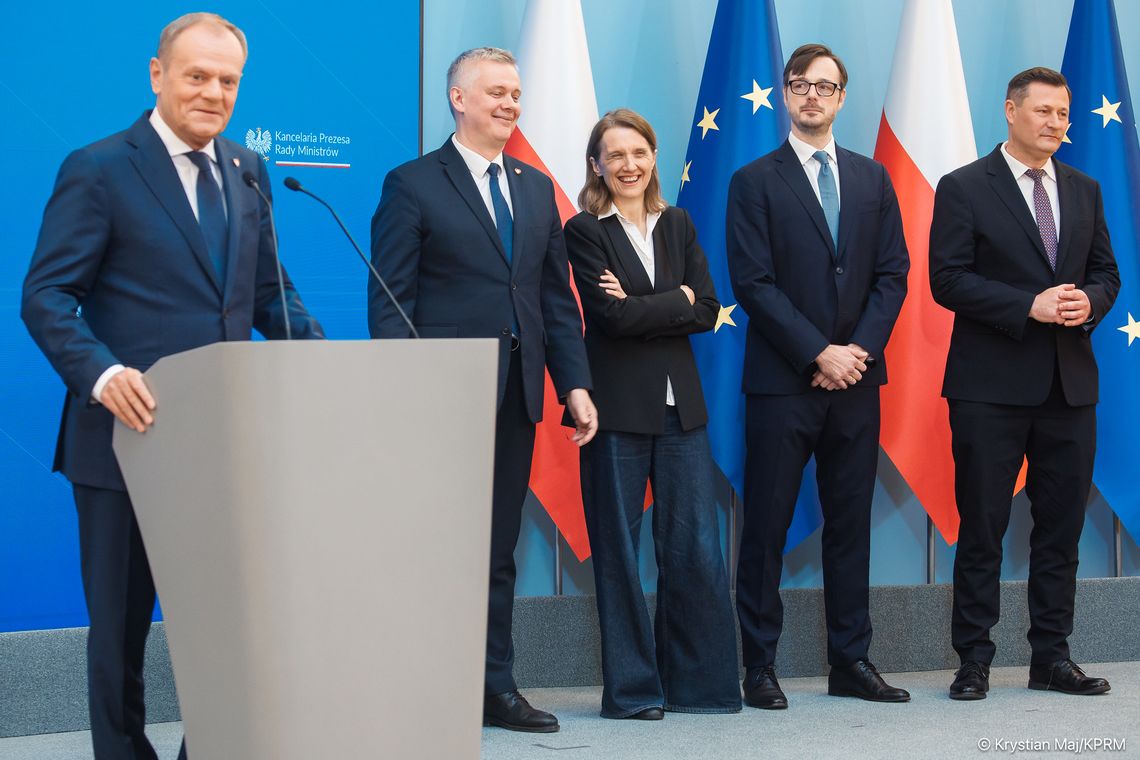 Na zdjęciu premier Donald Tusk i nowi ministrowie