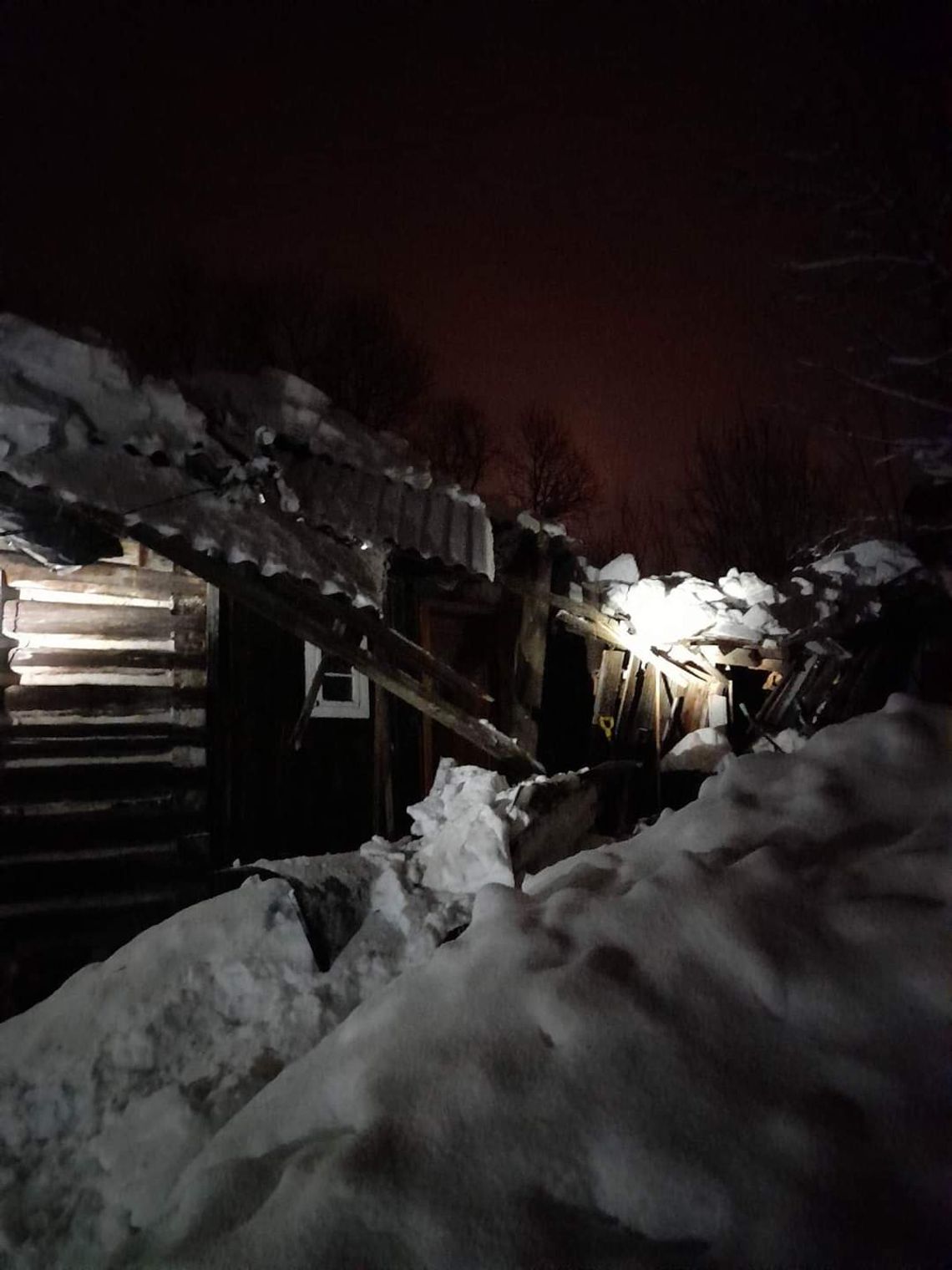 Rodzinny dramat w Rdzawce. Drewniany budynek zawalił się (ZDJĘCIA)