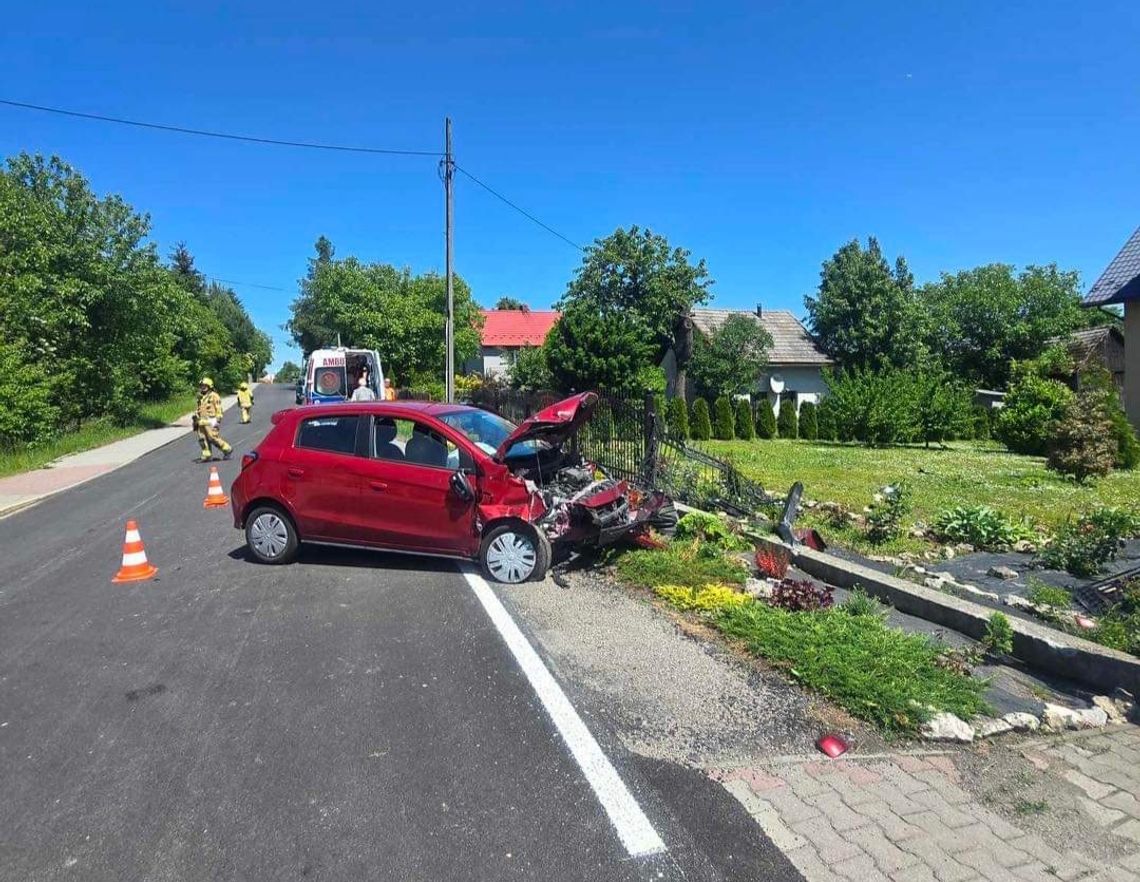 Na zdjęciu samochód osobowy który rozbił się na ogrodzeniu w Będkowicach