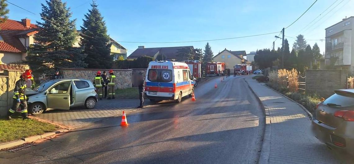 Na zdjęciu samochód, który rozbił się na ogrodzeniu w Skawinie