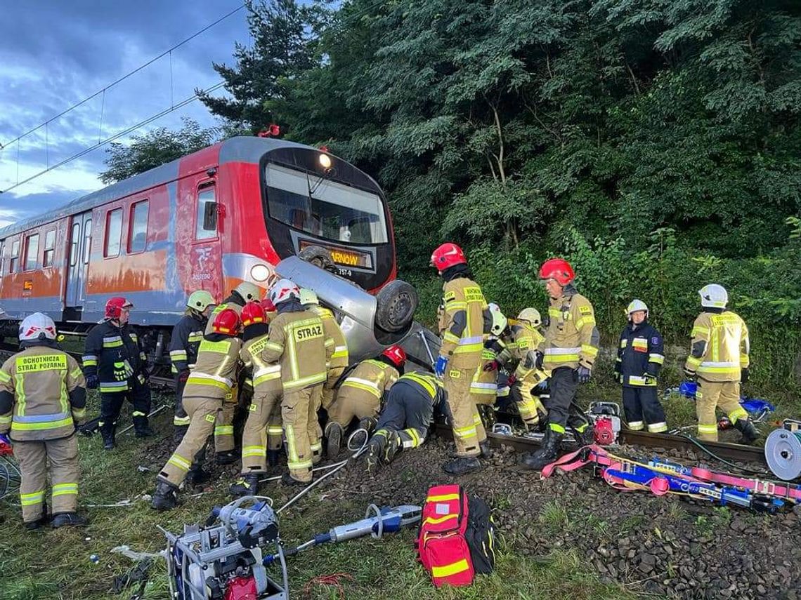 Samochód najpierw dachował, a następnie uderzył w niego pociąg