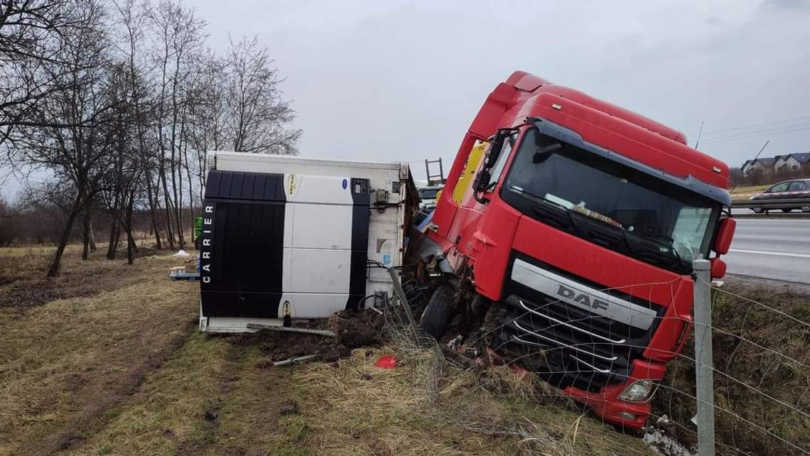 Samochód ciężarowy wylądował w rowie na autostradzie A4 (ZDJĘCIA)