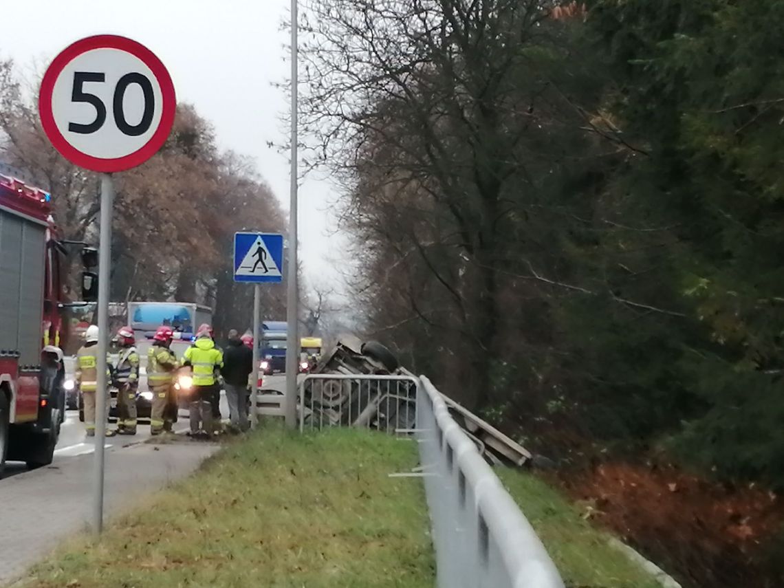 Samochód dostawczy w rowie na ulicy Wadowickiej w Inwałdzie