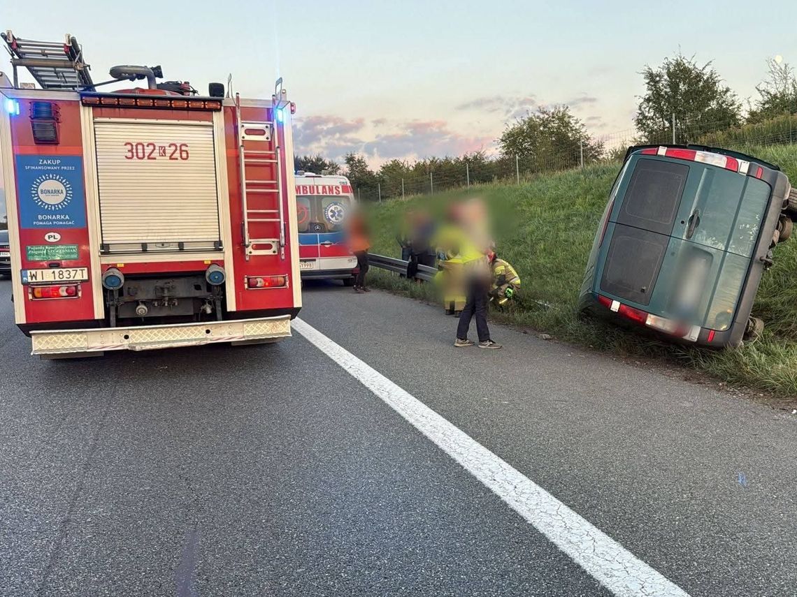 Autostrada A4, wypadek samochodu dostawczego na autostradzie A4, na sygnale, akcja ratunkowa, utrudnienia w ruchu