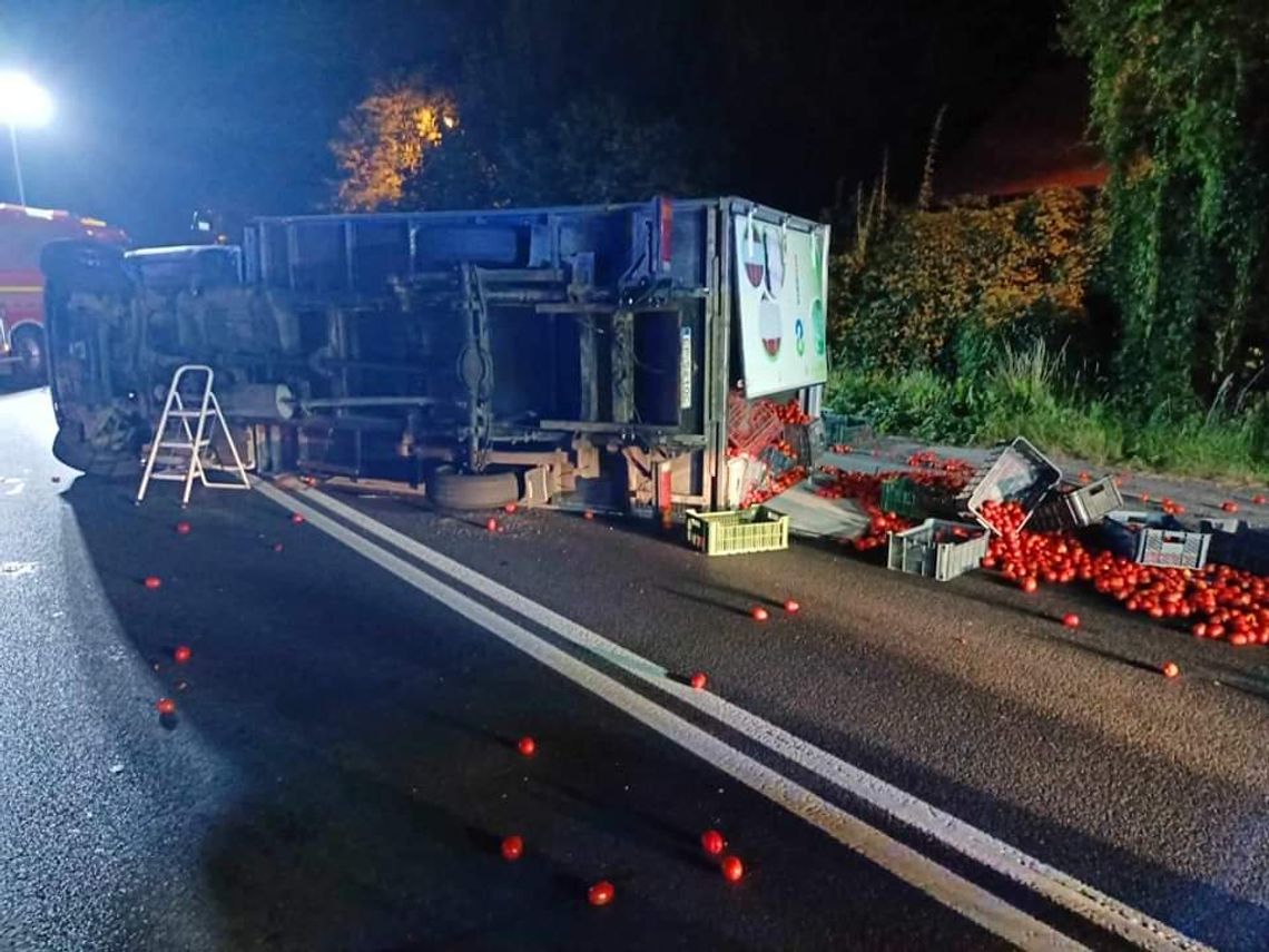 Wypadek samochodu dostawczego z pomidorami w Michałowicach