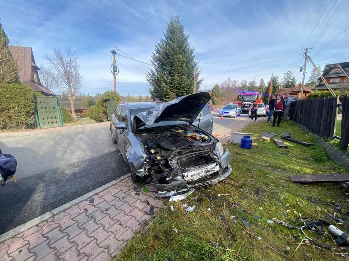 Samochód osobowy rozbił się na ogrodzeniu w Murzasichlu [FOTO]