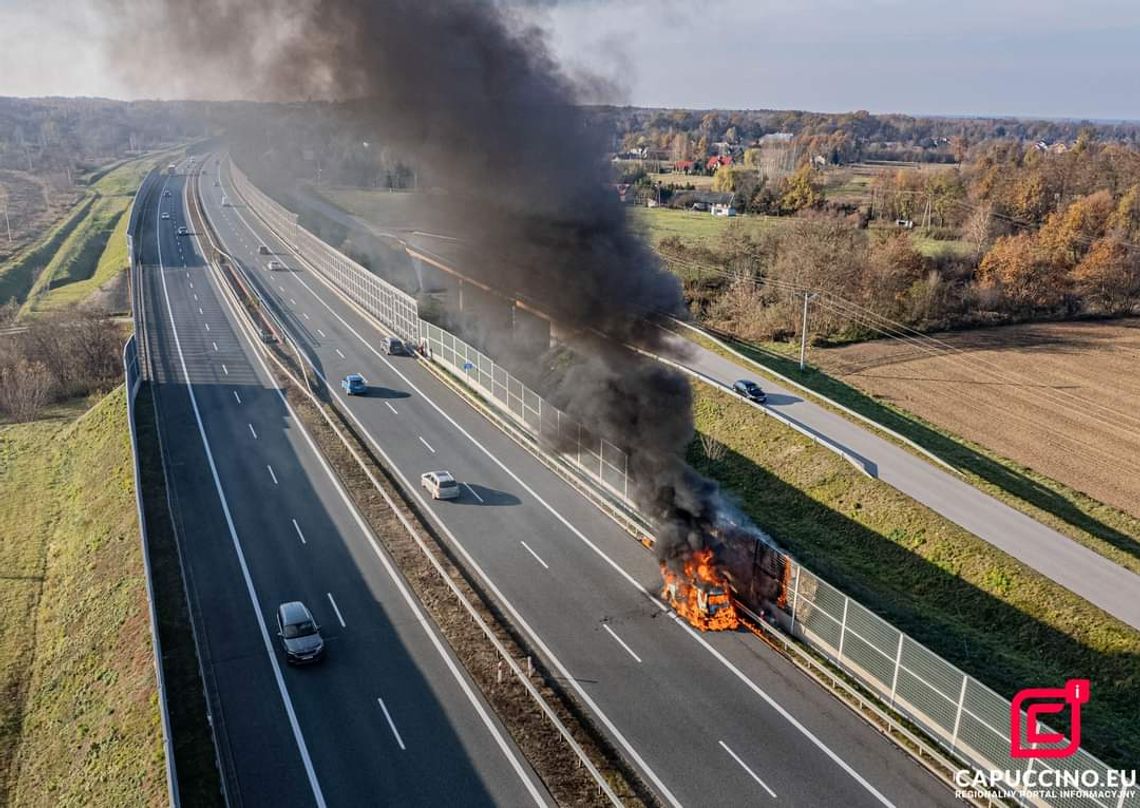 Samochód osobowy spłonął na brzeskim odcinku autostrady A4 [FOTO]