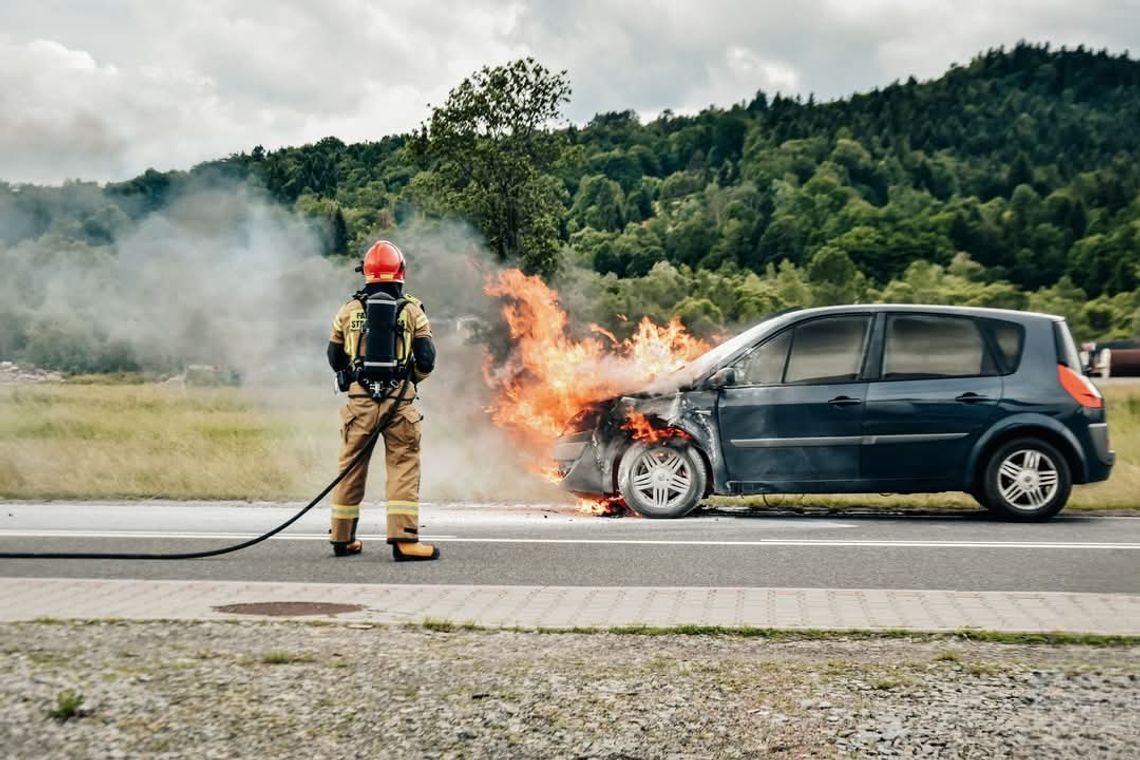 pożar samochodu Mszana Dolna, Mszana Dolna pożar, pożar na Krakowskiej Mszana Dolna, pożar auta Mszana Dolna 8 czerwca, akcja straży pożarnej Mszana Dolna
