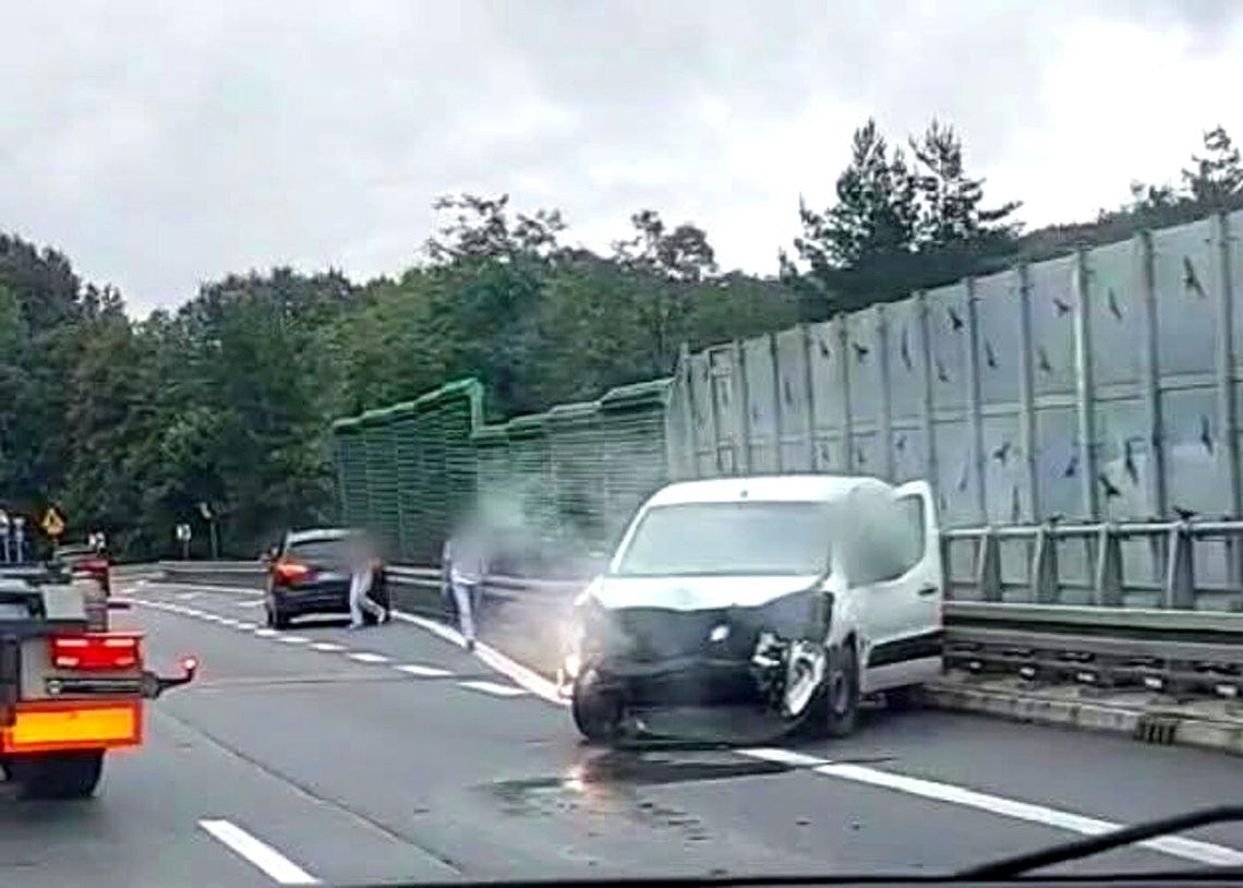 Zakopianka, Myślenice, samochód uderzył w bariery energochłonne, wypadek na Zakopiance w Myślenicach, utrudnienia w ruchu, trudne warunki