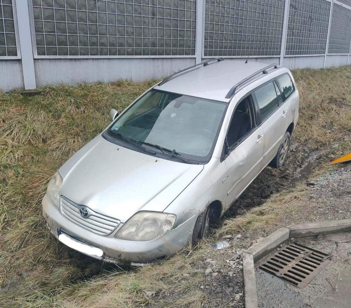 Samochód osobowy w rowie na trasie z Krakowa do Olkusza (ZDJĘCIA