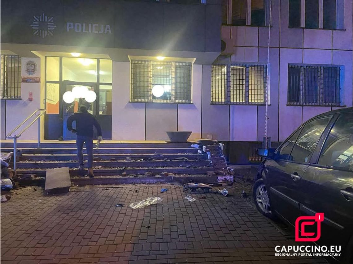 Samochód osobowy wjechał w Komisariat Policji Tarnów-Zachód [FOTO]