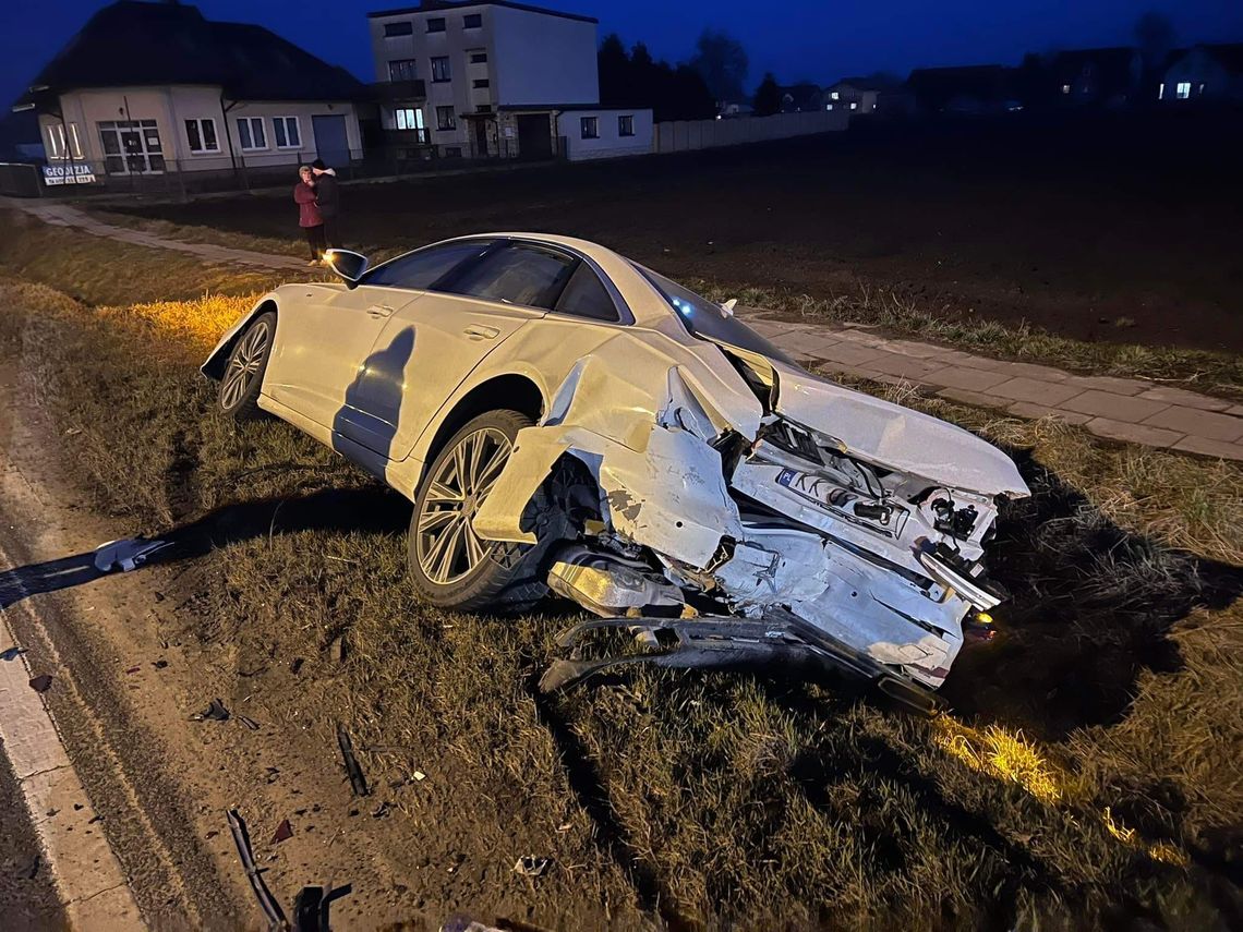 Osobówka wylądowała w rowie po zderzeniu w Złotnikach (ZDJĘCIA)