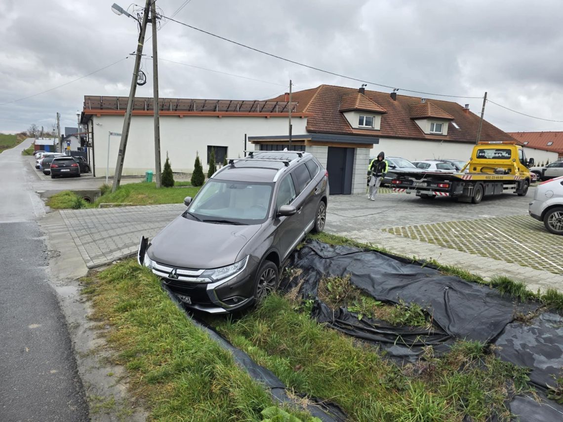 Skała, wypadek drogowy, samochód wylądował w rowie, akcja ratunkowa, pomoc drogowa, wypadek w Skale