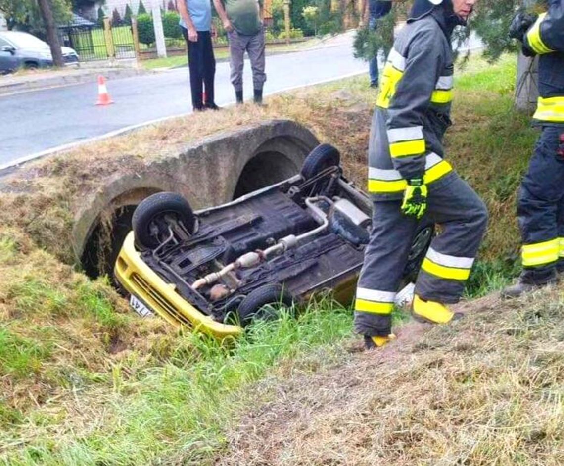 Samochód osobowy wypadł z drogi w miejscowości Rączna