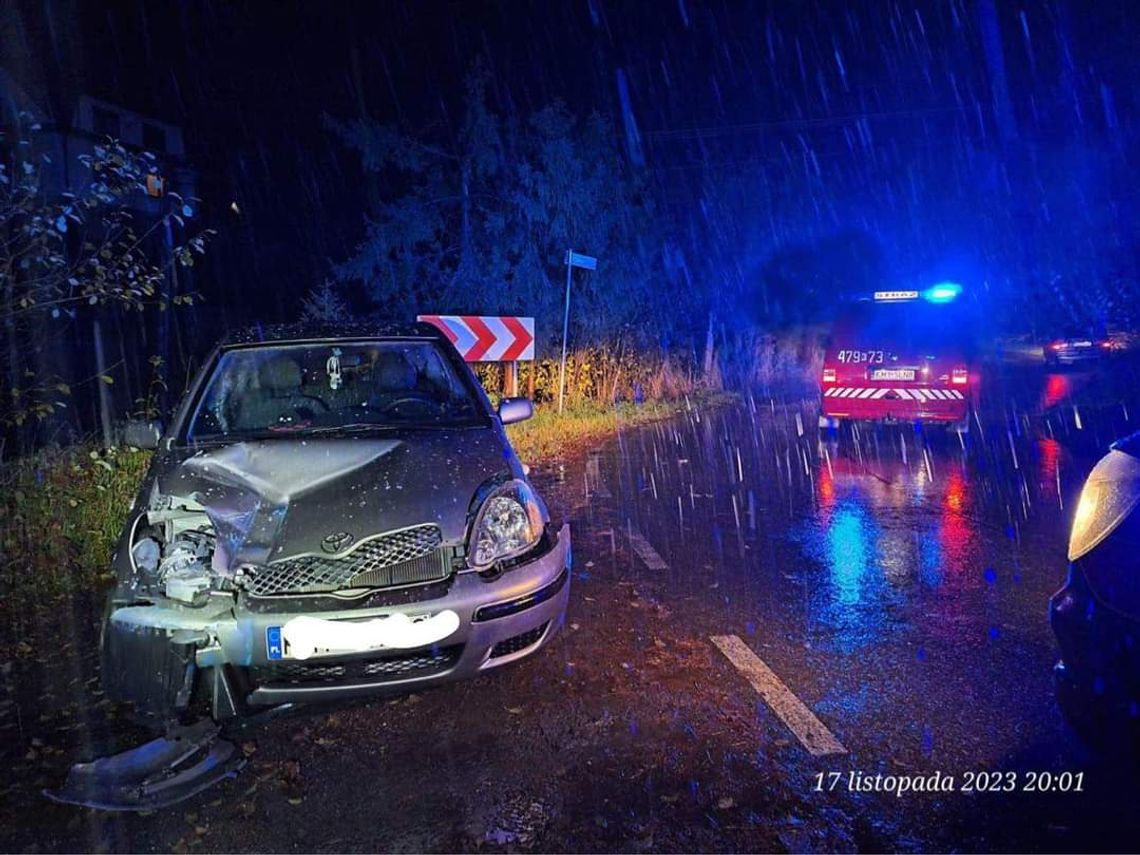 Na zdjęciu samochód osobowy, który rozbił się na barierze mostu w Pcimiu