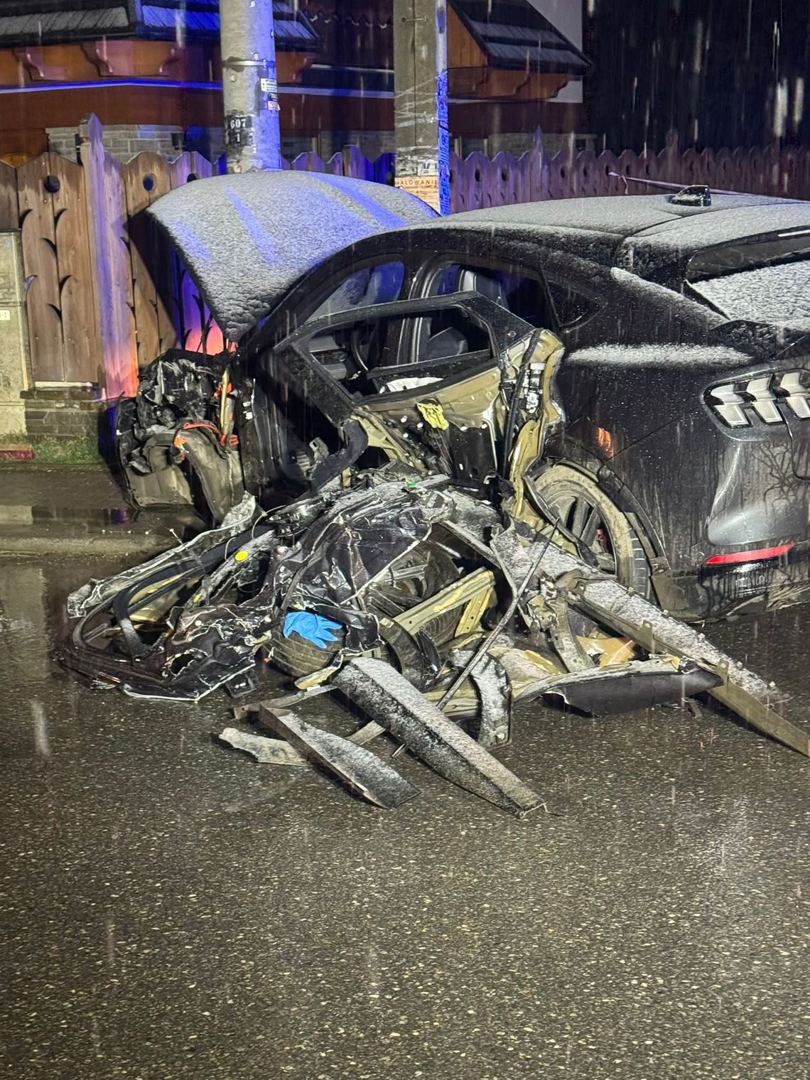 Poronin, wypadek, ochotnicza straż pożarna w Poroninie, samochód osobowy rozbił się na słupie energetycznym w Poroninie, Podhale, powiat tatrzański, straż pożarna