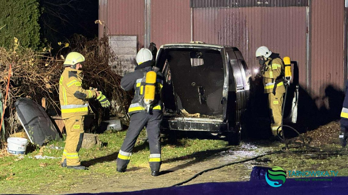Mikołajowice, powiat tarnowski, pożar samochodu osobowego, straż pożarna, poszkodowana osoba, strażacy