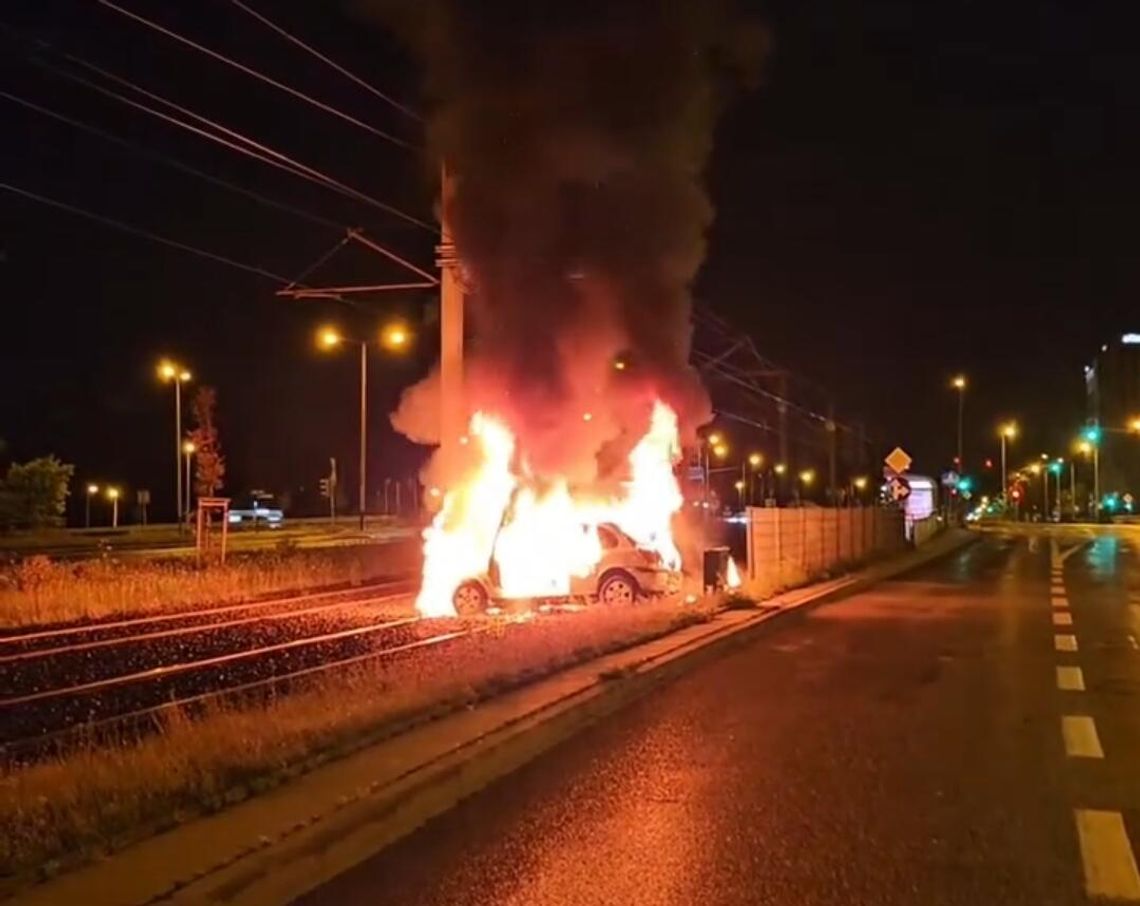 Kraków wypadek, pożar samochodu Kraków, Aleje Jana Pawła II wypadek, samochód na torowisku Kraków, zdarzenie drogowe Kraków