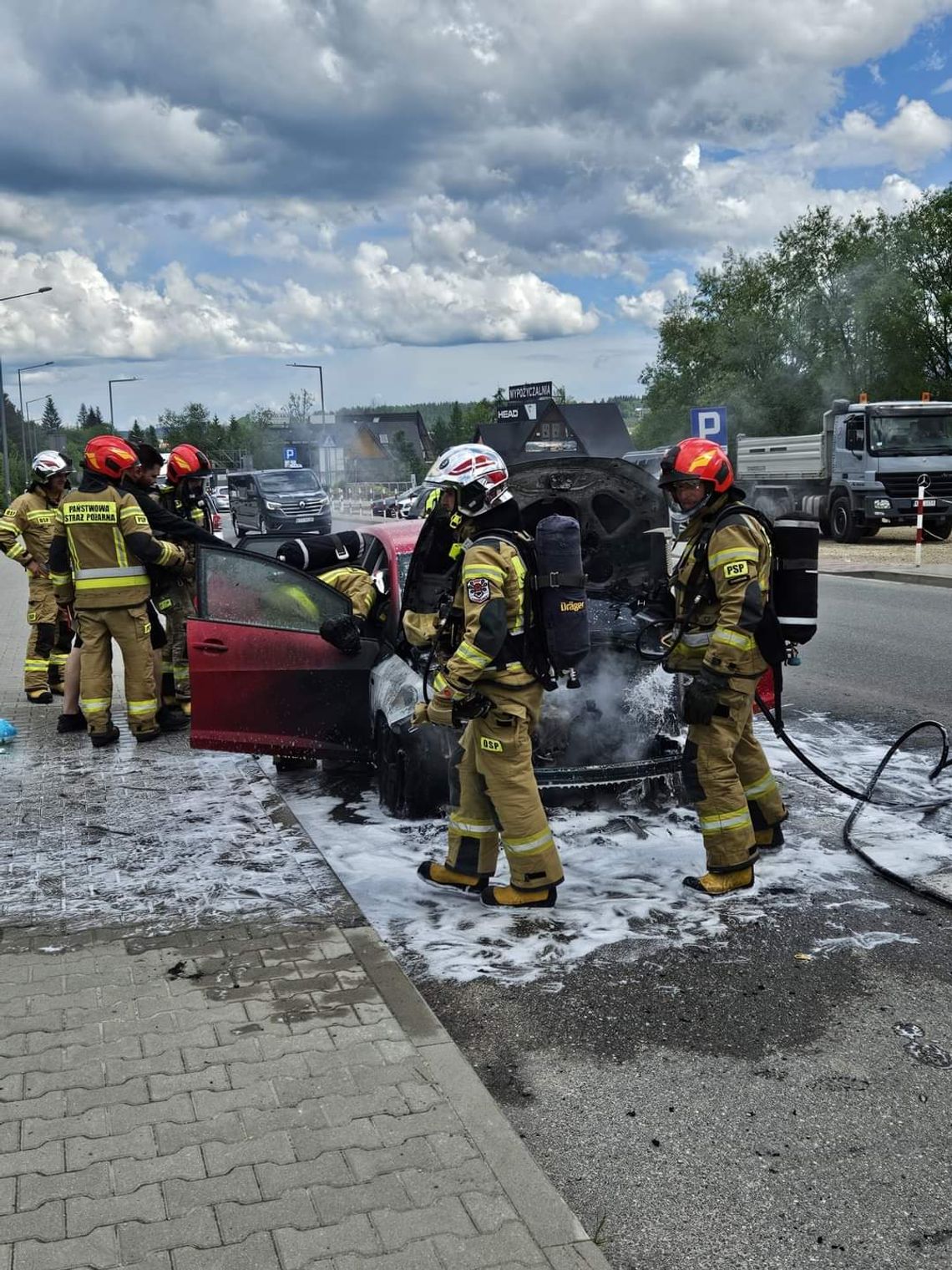 Na zdjęciu strażacy podczas akcji gaśniczej w Zakopanem